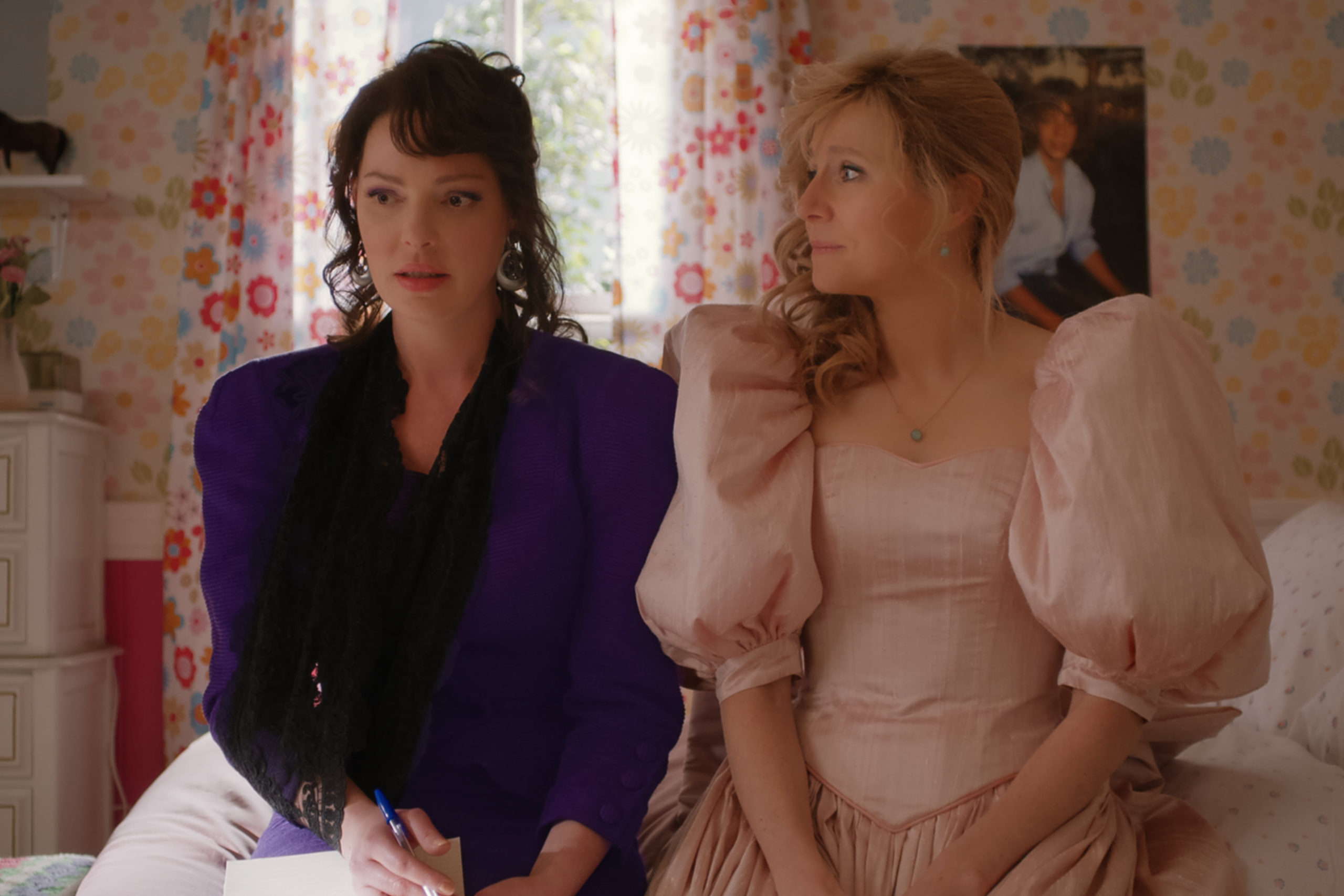 FIREFLY LANE (L to R) KATHERINE HEIGL as TULLY and SARAH CHALKE as KATE in episode 108 of FIREFLY LANE. Cr. COURTESY OF NETFLIX © 2020
