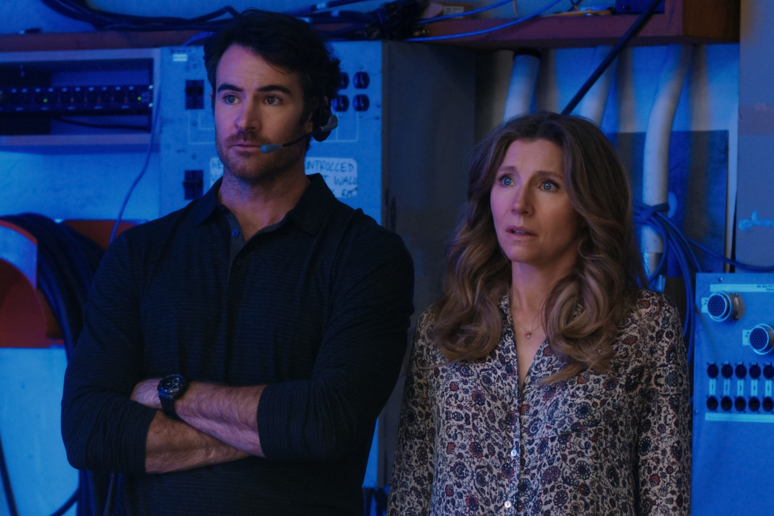 FIREFLY LANE (L to R) BEN LAWSON as RYAN and SARAH CHALKE as KATE in episode 109 of FIREFLY LANE. Cr. COURTESY OF NETFLIX © 2020