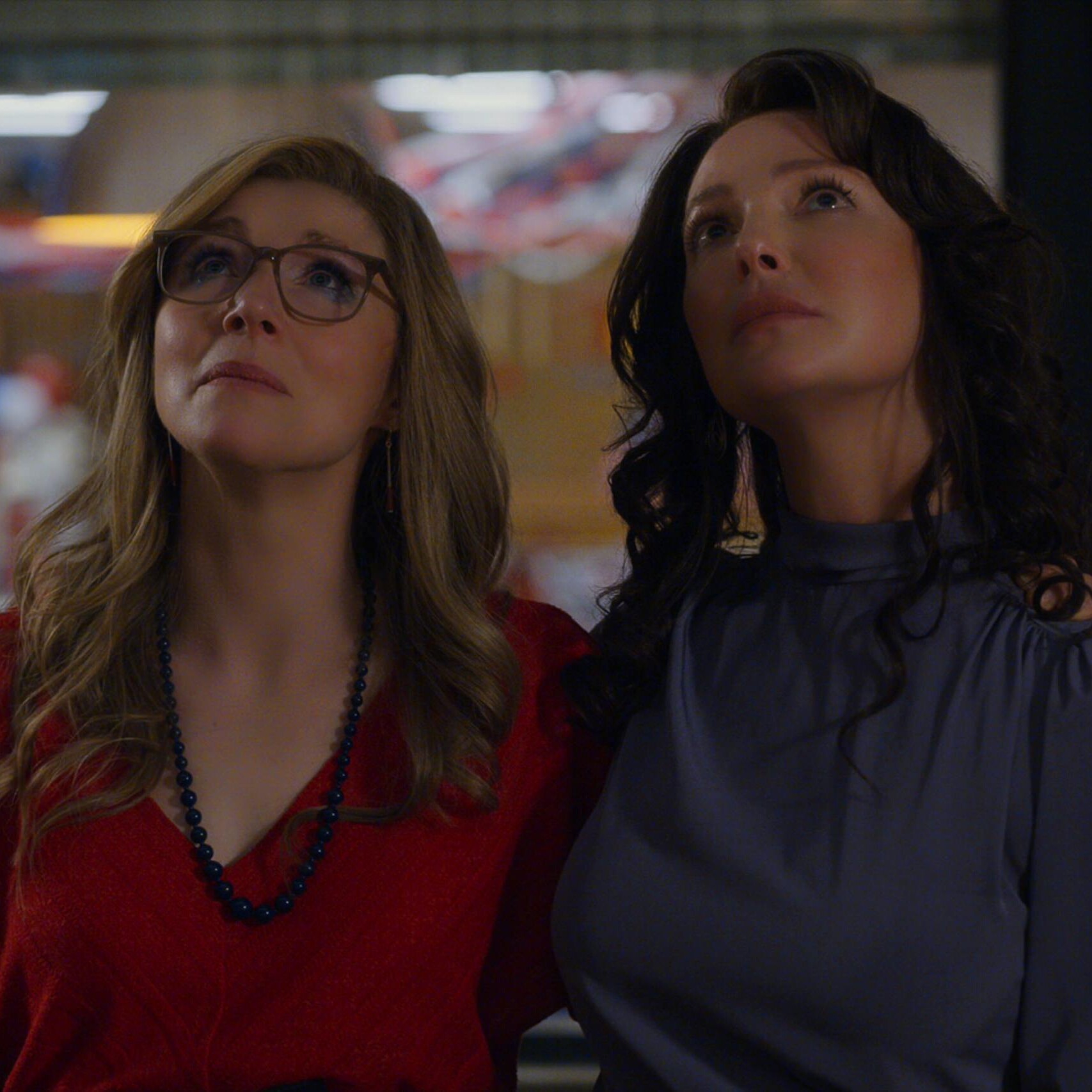 Firefly Lane. (L to R) Sarah Chalke as Kate, Katherine Heigl as Tully in episode 206 of Firefly Lane. Cr. Courtesy of Netflix © 2022